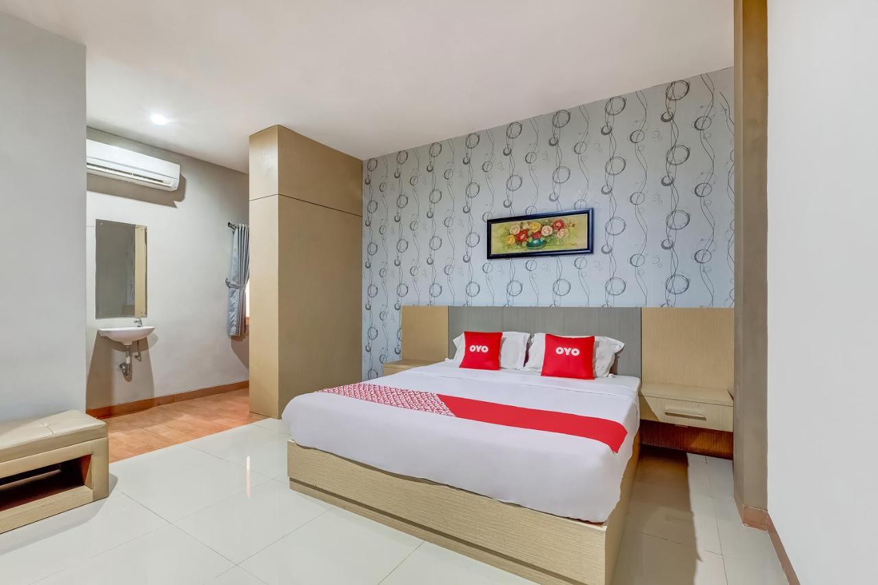 Oyo Flagship 3726 Tembok Batu Residence Tugu Esterno foto