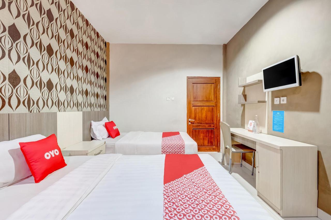 Oyo Flagship 3726 Tembok Batu Residence Tugu Esterno foto