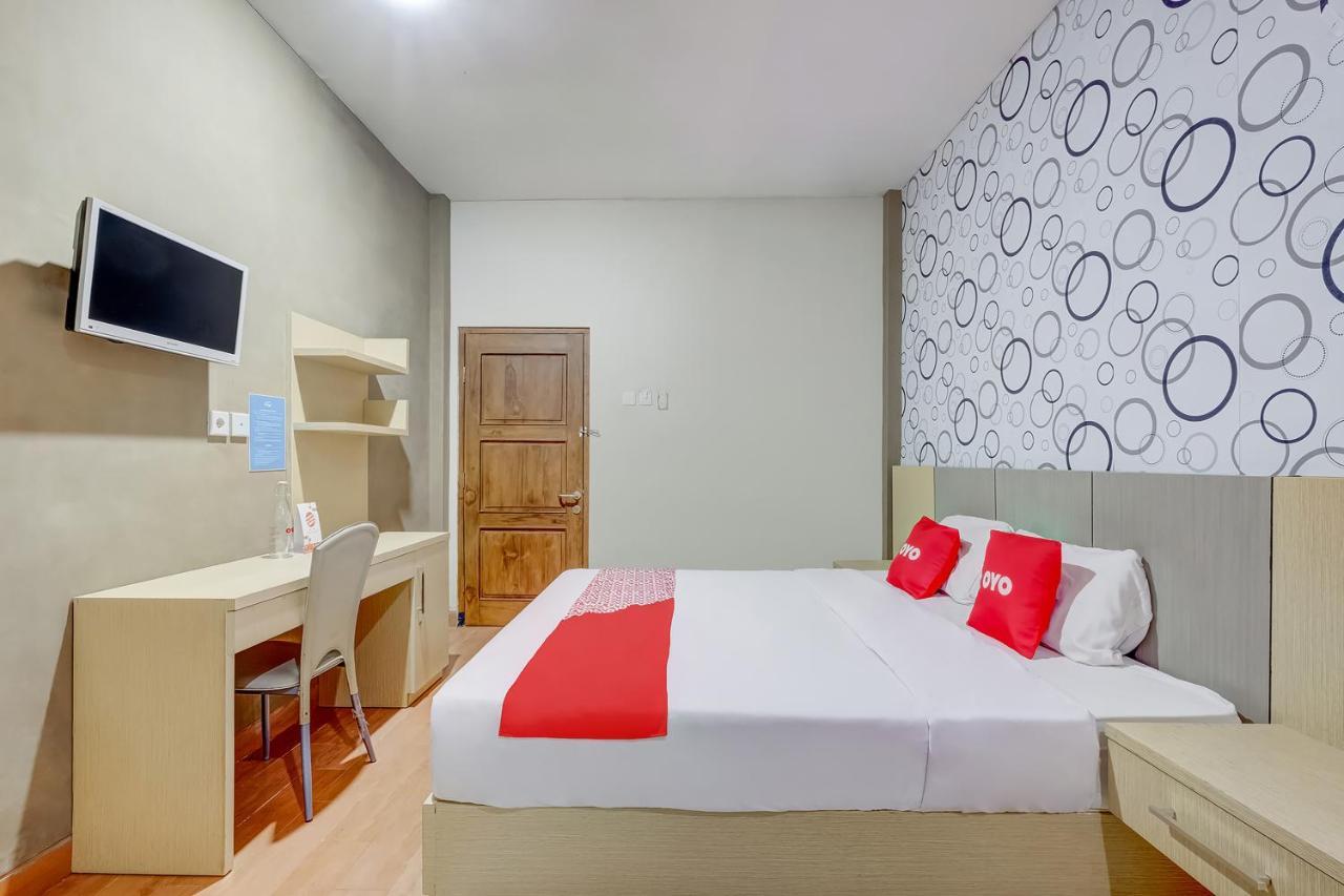 Oyo Flagship 3726 Tembok Batu Residence Tugu Esterno foto