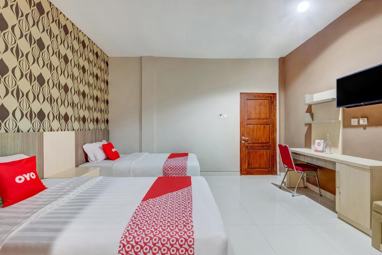 Oyo Flagship 3726 Tembok Batu Residence Tugu Esterno foto