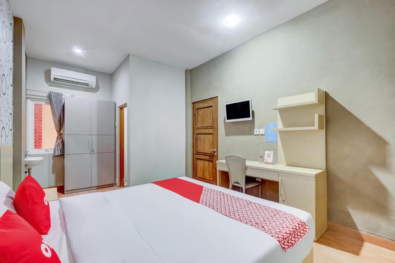 Oyo Flagship 3726 Tembok Batu Residence Tugu Esterno foto