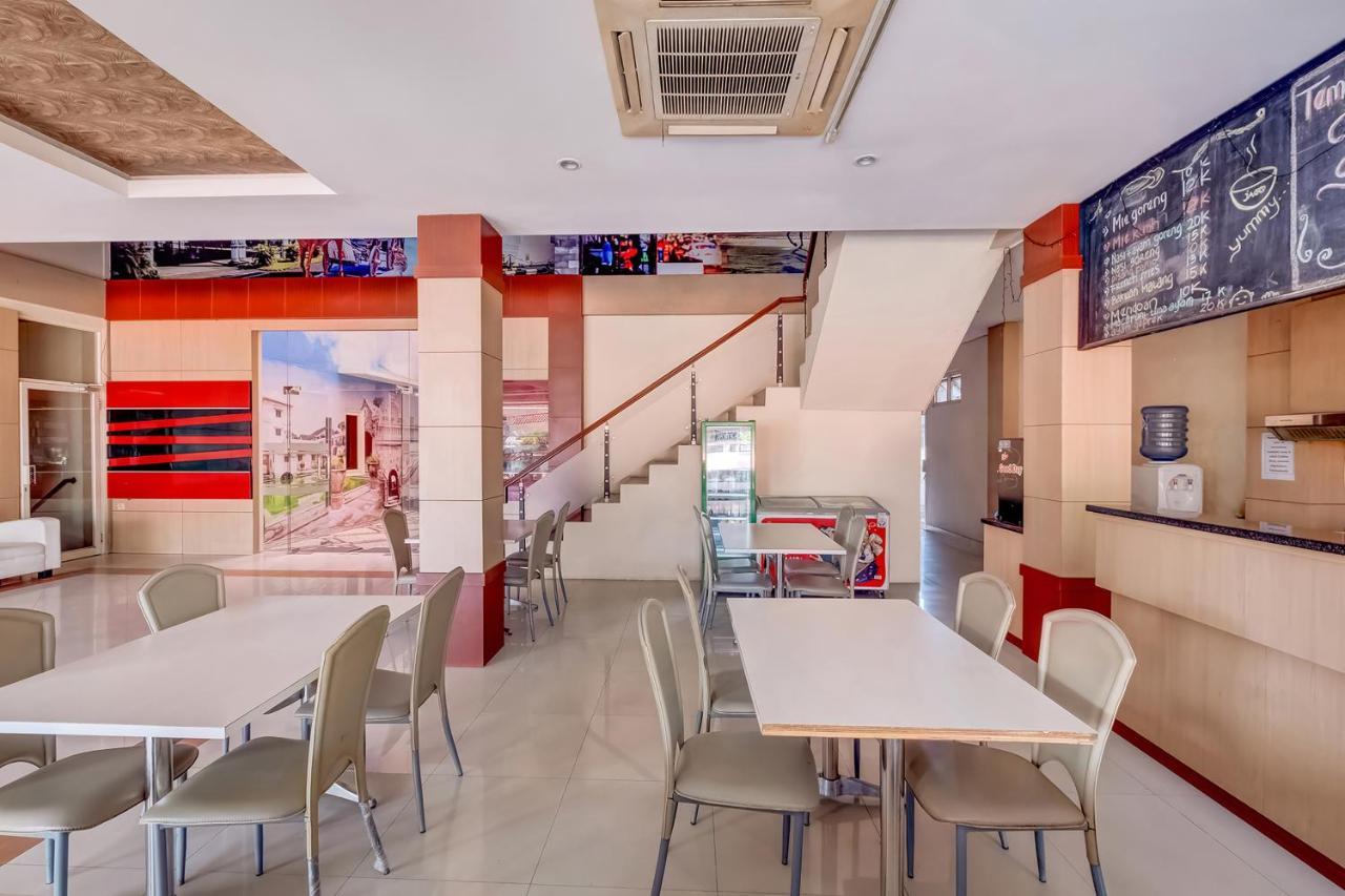 Oyo Flagship 3726 Tembok Batu Residence Tugu Esterno foto