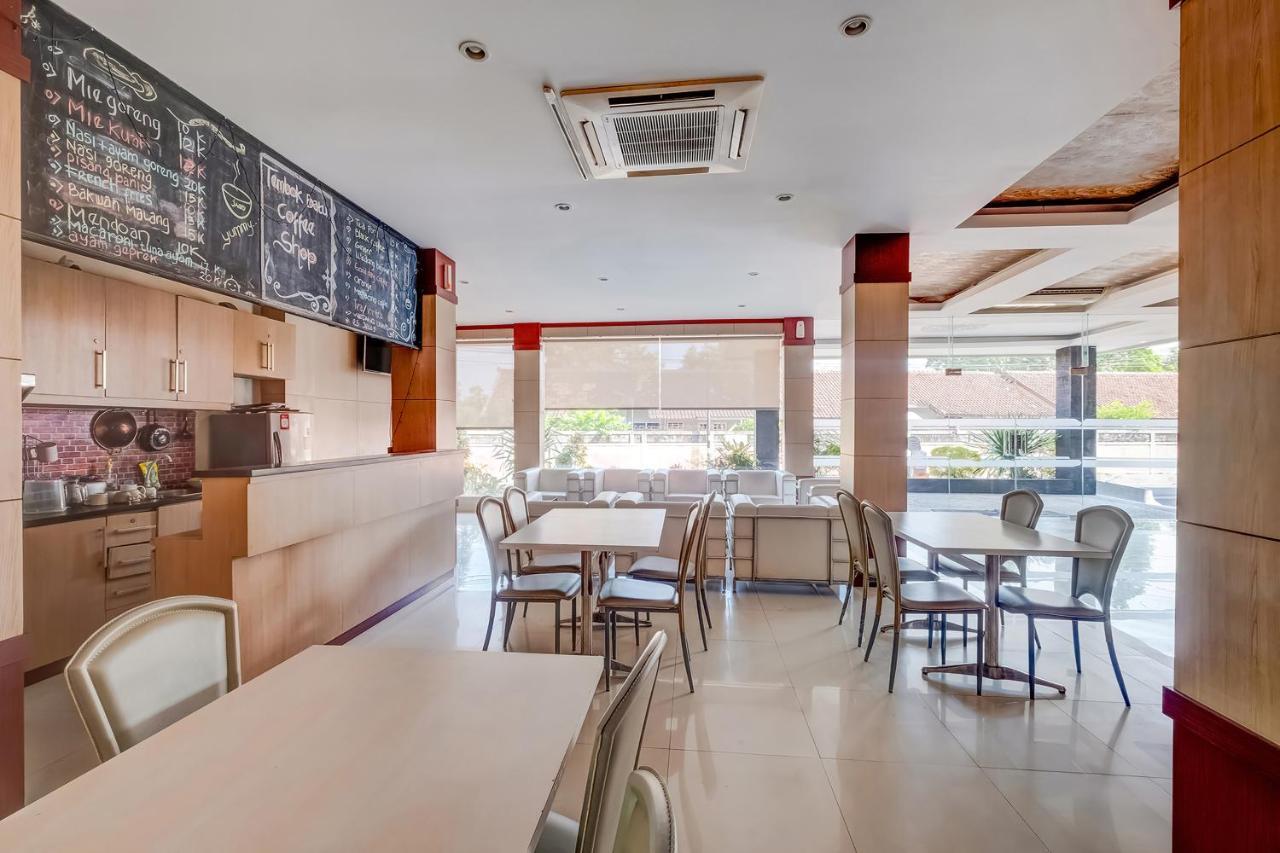 Oyo Flagship 3726 Tembok Batu Residence Tugu Esterno foto