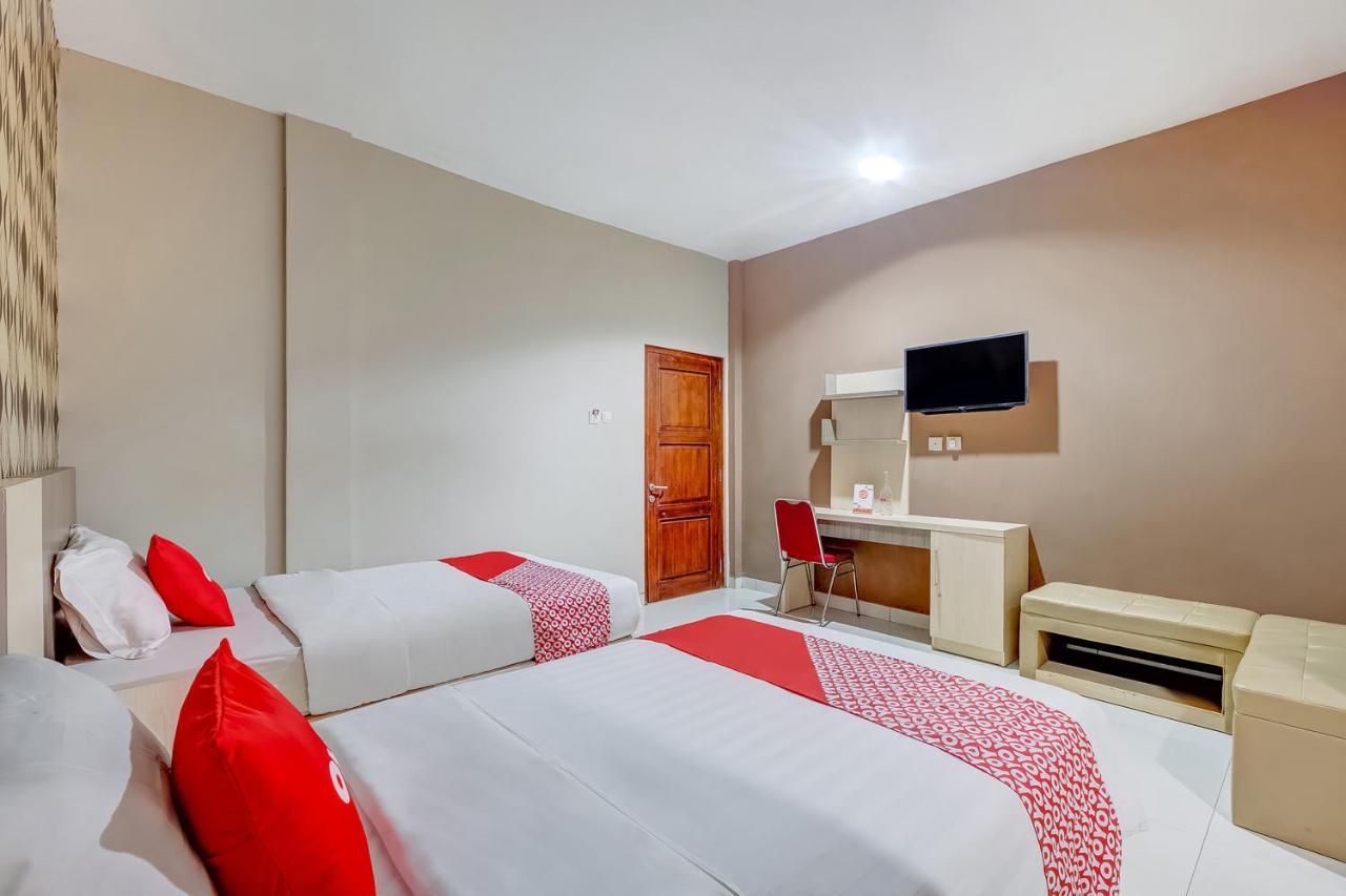Oyo Flagship 3726 Tembok Batu Residence Tugu Esterno foto