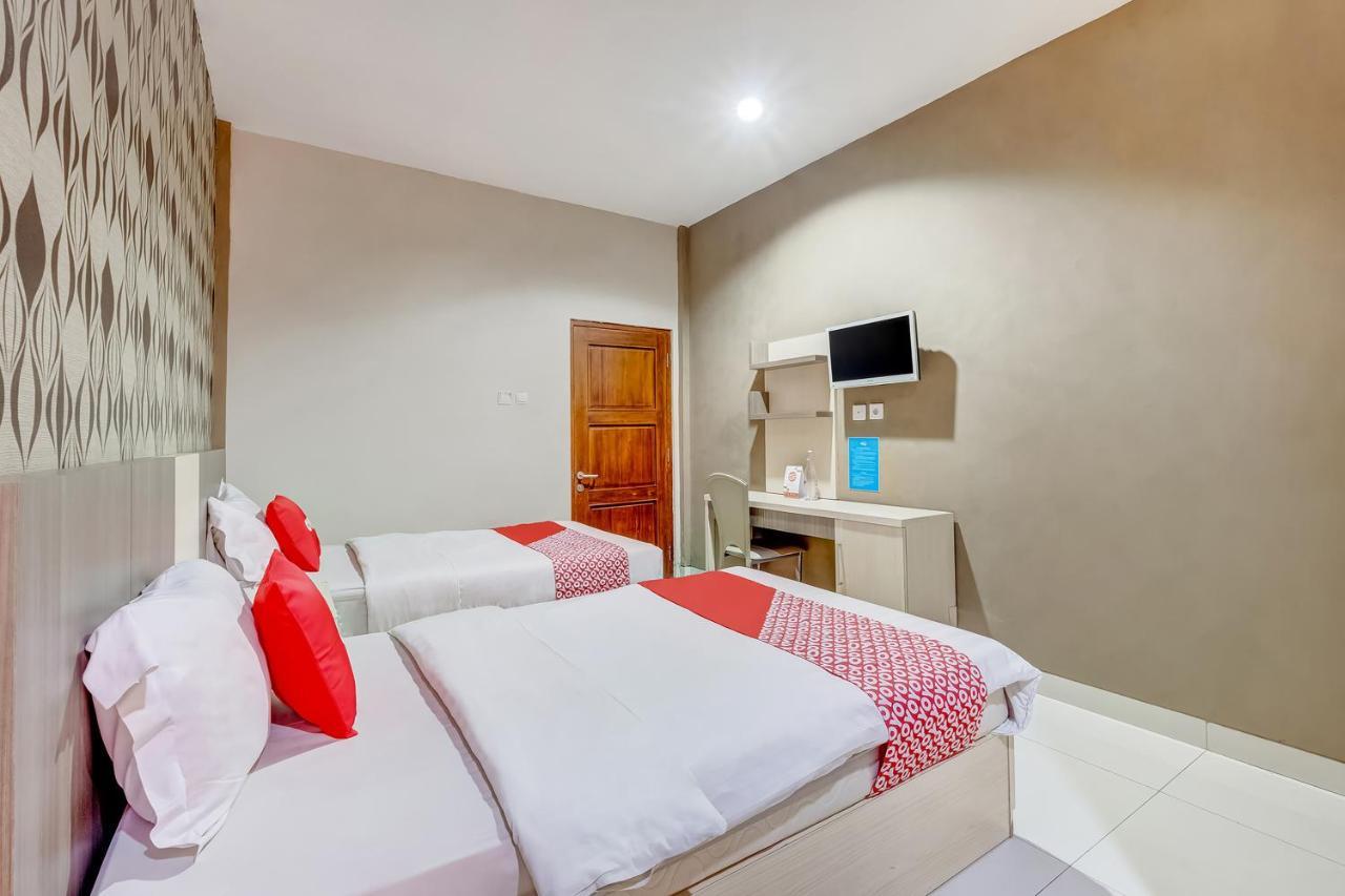 Oyo Flagship 3726 Tembok Batu Residence Tugu Esterno foto