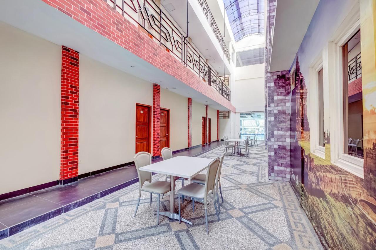 Oyo Flagship 3726 Tembok Batu Residence Tugu Esterno foto
