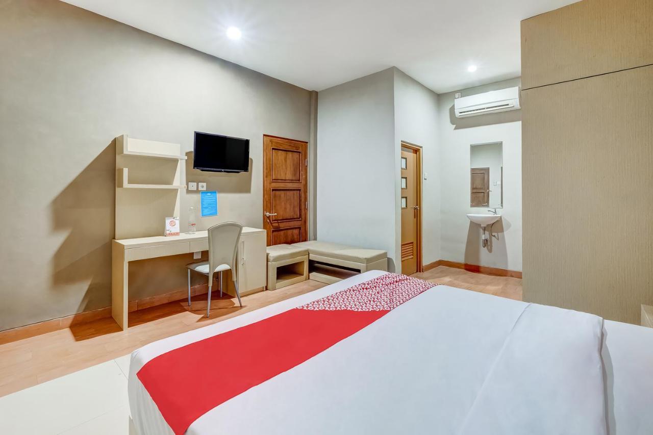 Oyo Flagship 3726 Tembok Batu Residence Tugu Esterno foto