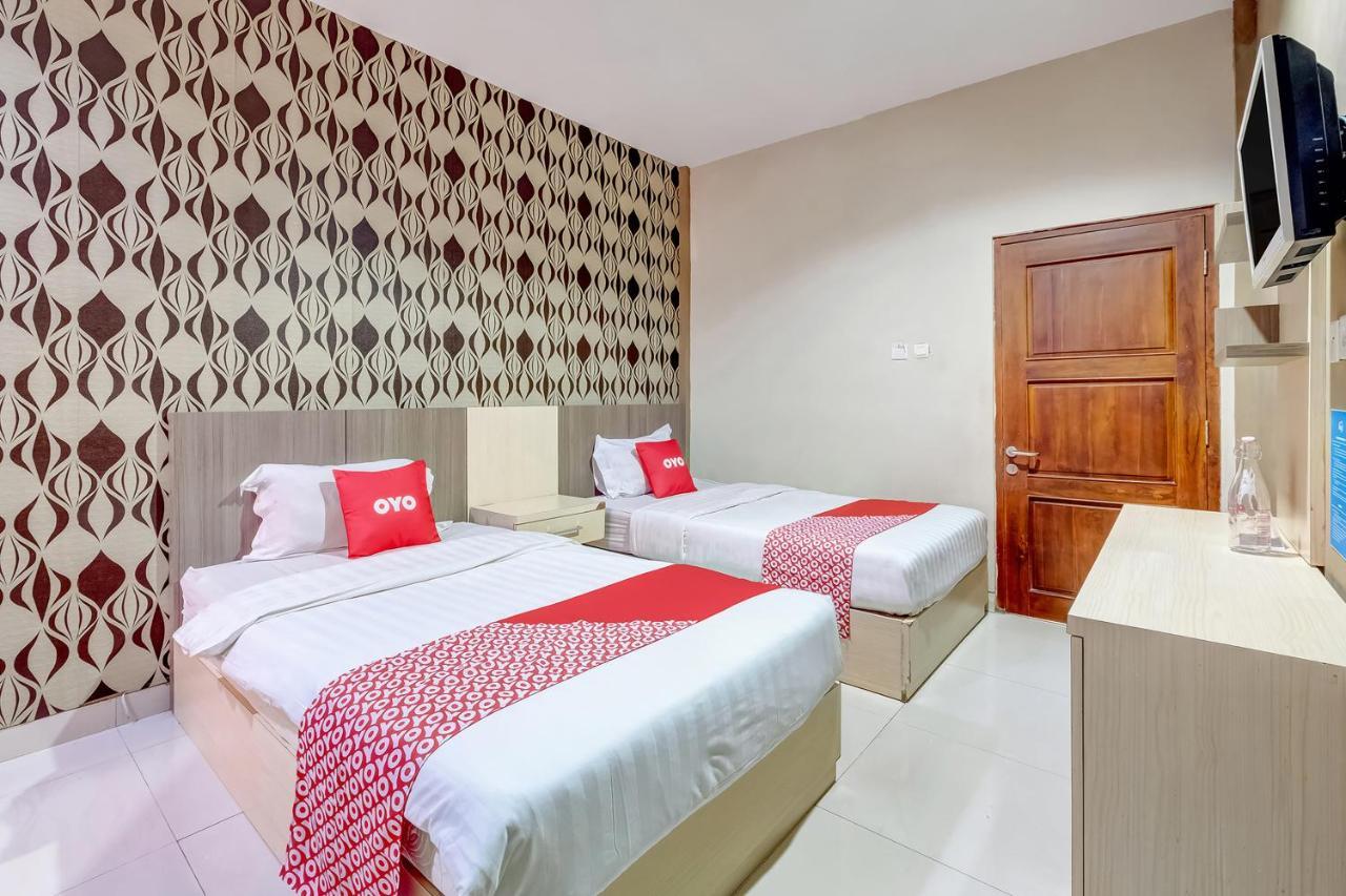 Oyo Flagship 3726 Tembok Batu Residence Tugu Esterno foto