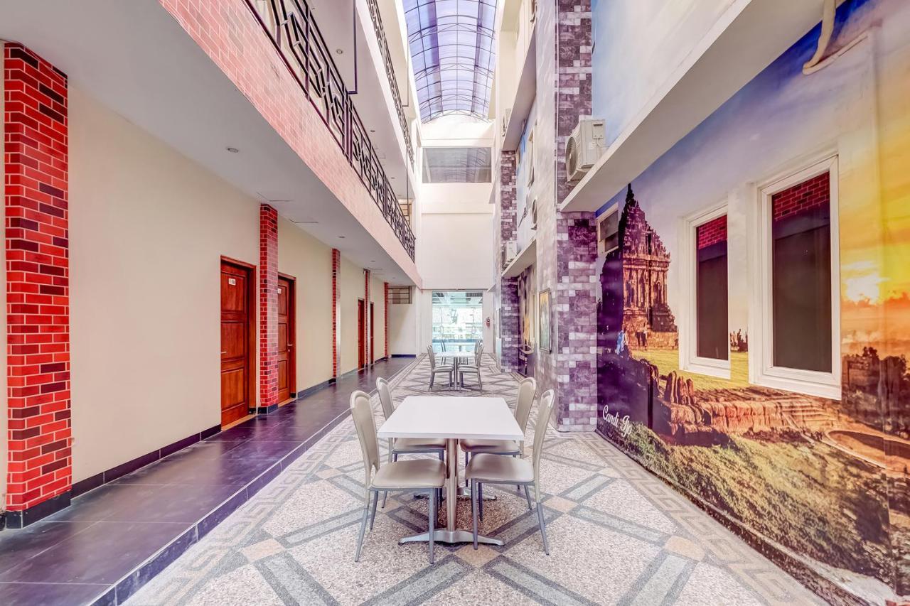 Oyo Flagship 3726 Tembok Batu Residence Tugu Esterno foto