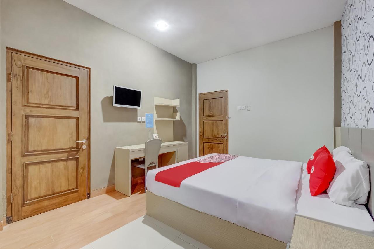 Oyo Flagship 3726 Tembok Batu Residence Tugu Esterno foto