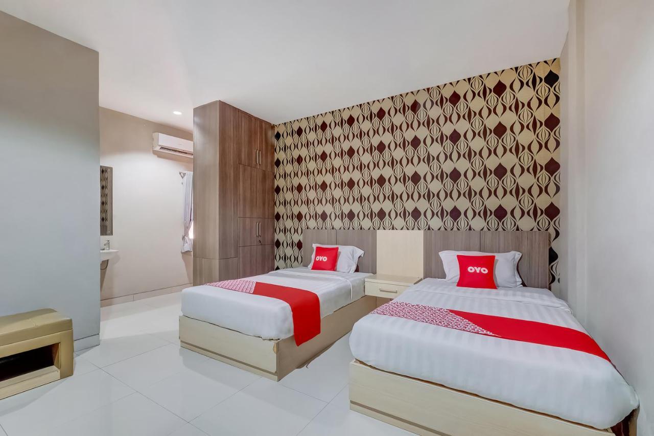 Oyo Flagship 3726 Tembok Batu Residence Tugu Esterno foto
