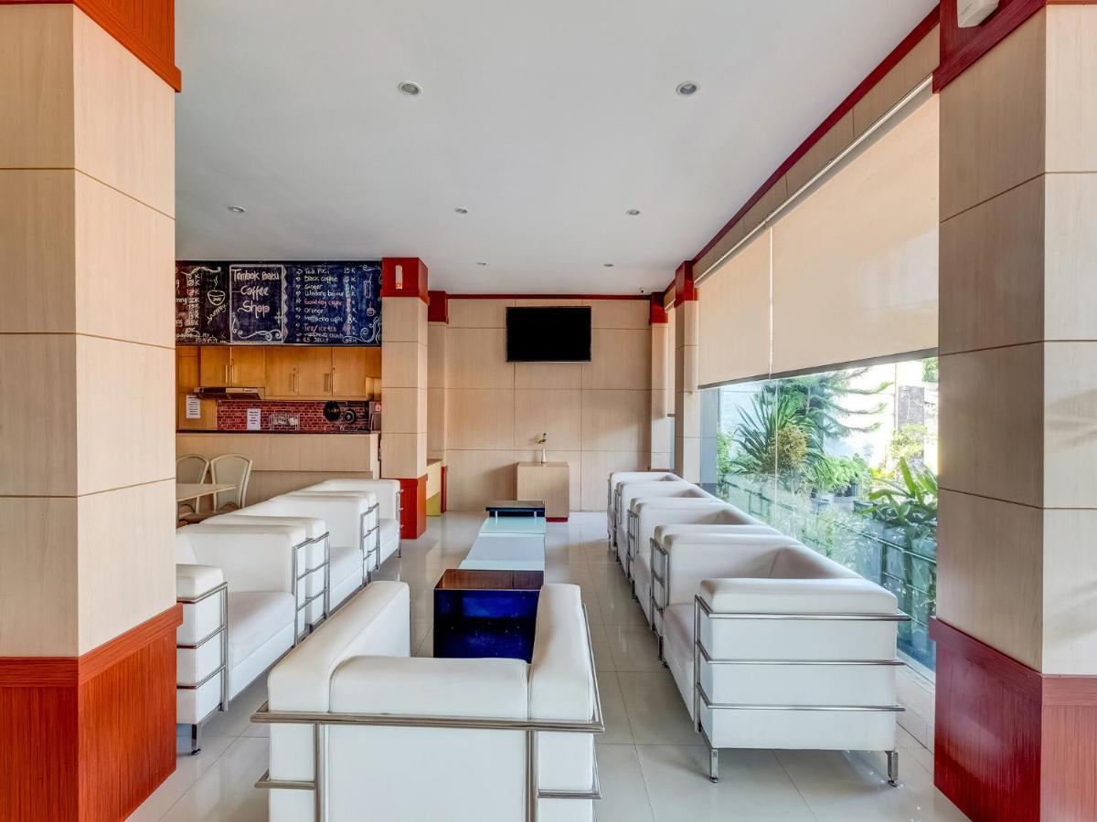 Oyo Flagship 3726 Tembok Batu Residence Tugu Esterno foto