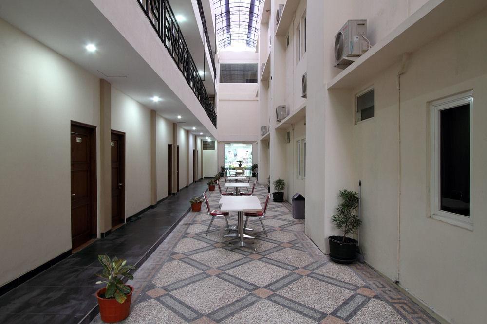 Oyo Flagship 3726 Tembok Batu Residence Tugu Esterno foto
