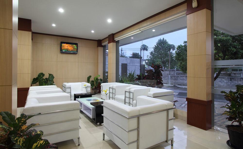 Oyo Flagship 3726 Tembok Batu Residence Tugu Esterno foto