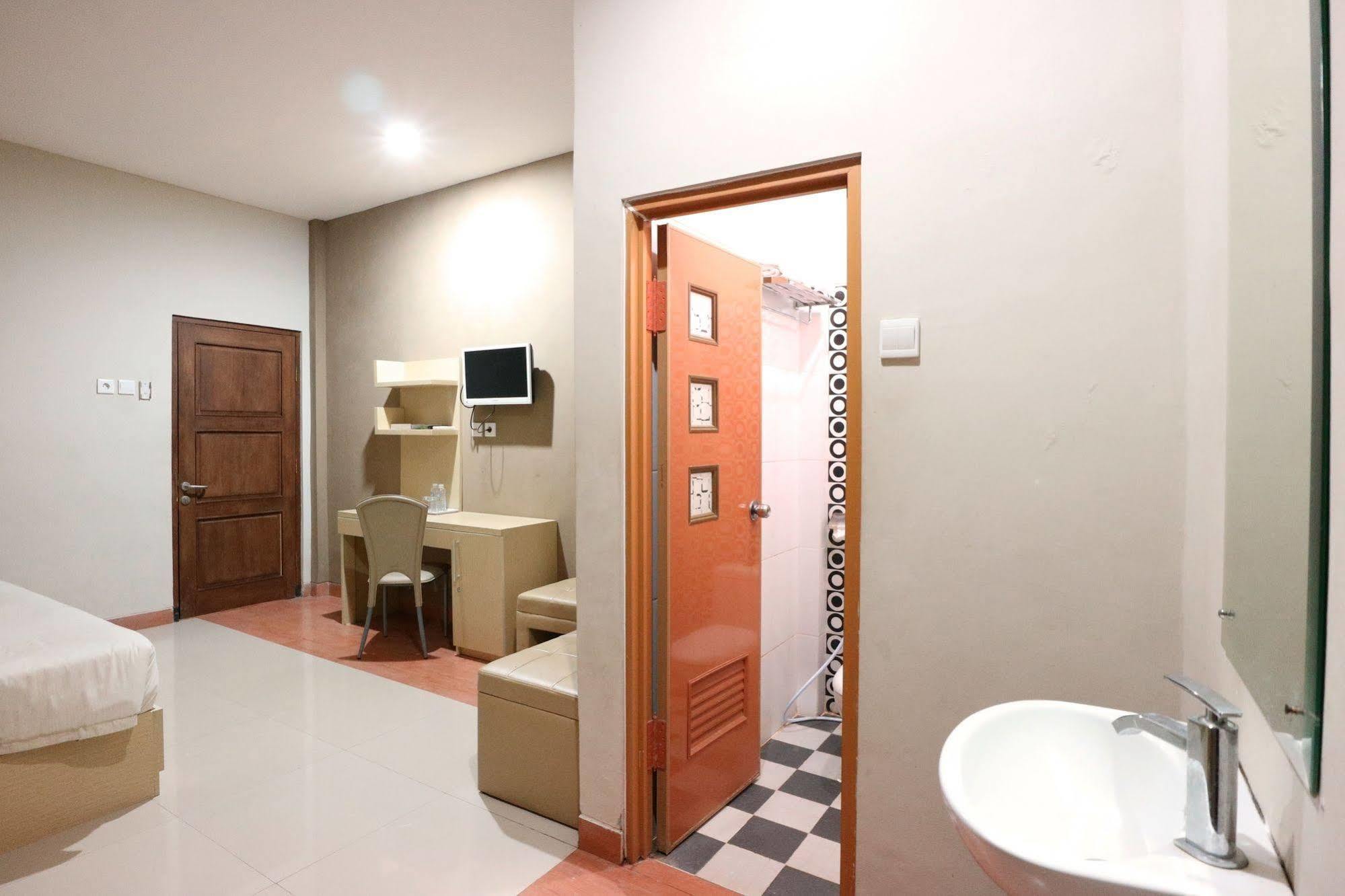 Oyo Flagship 3726 Tembok Batu Residence Tugu Esterno foto